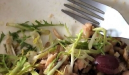 'Rùng mình' với khung cảnh giòi sống bò lổm ngổm trong suất ăn của khách VIP trên máy bay