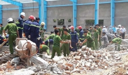 Xúc động sau vụ sập tường tại Vĩnh Long: Con gái hốt hoảng tìm cha trong đống đổ nát