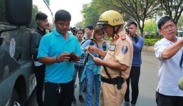 Nhiều tài xế ngỡ ngàng khi bị CSGT xử phạt người không thắt dây an toàn