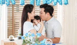 Trường Giang âu yếm hôn Nhã Phương và em bé sau ồn ào sinh con gái đầu lòng