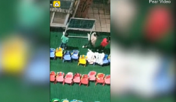 Clip: Giáo viên mầm non quật thước liên tiếp vào đầu trẻ gây phẫn nộ