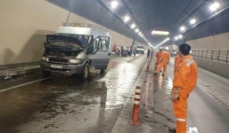 Xe đưa tang bất ngờ bốc cháy, người nhà khiêng quan tài tháo chạy