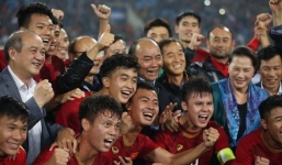 Thủ tướng xuống sân chúc mừng U23 Việt Nam sau chiến thắng lịch sử trước Thái Lan