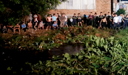 Nam thanh niên cướp tiệm vàng rồi ẩn mình suốt 10 tiếng dưới kênh để lẩn trốn