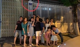 Dân mạng thi nhau chụp ảnh trước nhà người đàn ông nghi sàm sỡ bé gái trong thang máy