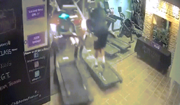 Clip: Người đàn ông bất ngờ bị ô tô đâm khi đang chạy bộ trong nhà