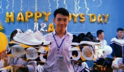 Dân mạng xôn xao nhóm nữ sinh chi gần 100 triệu mua giày hiệu tặng con trai trong lớp