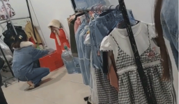 Lơ đễnh khi chụp ảnh, mẫu nhí 3 tuổi liên tục bị mẹ hành hung