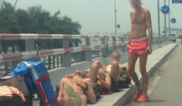 Hình ảnh 4 du khách nước ngoài cởi trần phơi nắng giữa trưa ở Hà Nội gây xôn xao