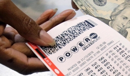 Bất ngờ nhận tin trúng xổ số, người đàn ông mới vào tìm trong thùng rác