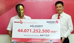 Chủ nhân trúng xổ số giải jackpot trị giá hơn 44 tỷ đồng đã được trao thưởng