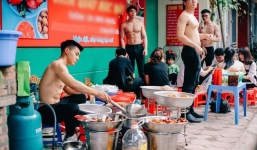 Dân mạng xôn xao với dàn 'soái ca' cởi trần khoe body 6 múi đứng bán hàng trên phố