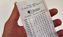 Vừa được chẩn đoán ung thư giai đoạn cuối, người đàn ông bất ngờ lại trúng xổ số độc đắc