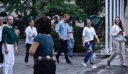 Công chúa Thụy Điển cùng người dân Hà Nội tập thể dục buổi sáng tại Hồ Gươm