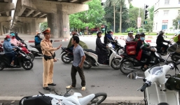 Một nam thanh niên đánh CSGT để 'giải cứu' bạn bị kiểm tra nồng độ cồn