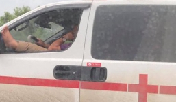 Giật mình cảnh tài xế xe cứu thương gác chân lên cửa sổ khi đang lưu thông