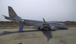 Khoảng khắc máy bay Myanmar chở 89 người tiếp đất bằng mũi