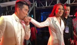 Lộ ảnh Đàm Vĩnh Hưng diện đồ đôi, hôn tay Mỹ Tâm khiến fan sôi sục