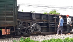 Đường sắt Bắc Nam tê liệt vì tàu trật bánh ở Nam Định