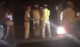 'Thiếu tá quân đội' say xỉn cản trở CSGT tạm giữ xe