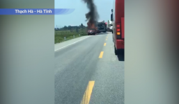 Clip: Chiếc ô tô Ford Ecosport bất ngờ cháy ngùn ngụt, trơ khung ở Hà Tĩnh