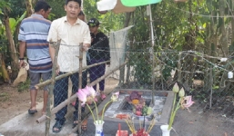 Người dân Kiên Giang lập bàn thờ thắp hương cho hoa xác thối