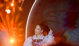 Chi Pu hát live ở phố đi bộ Hà Nội, khán giả 'phản ứng' dữ dội