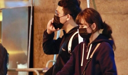 Trấn Thành - Hari Won xuất hiện tại sân bay trong đêm muộn, dân mạng 'soi ' ra điều này