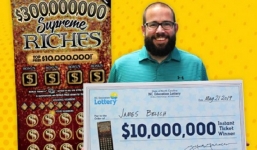 Tiện tay mua vé, người đàn ông bất ngờ trúng xổ số hơn 233 tỷ đồng