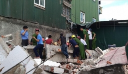 Ngôi nhà 2 tầng đang sửa bất ngờ đổ sập, 2 người bị vui lấp