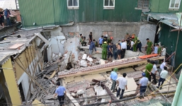 Vụ sập nhà hai tầng ở Hà Nội: Nạn nhân bị vùi lấp đã tử vong