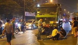 Dừng đèn đỏ, 2 phụ nữ bị xe tải cuốn vào gầm ở Hà Nội, 1 người tử vong