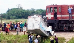 Tài xế cố tình vượt qua đường sắt bị tàu húc lìa chân đã tử vong