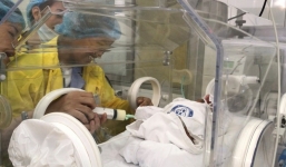 Xúc động trước giây phút người mẹ ung thư vú được gặp lại con sau 20 ngày sinh