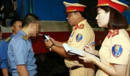 CSGT phạt 2 nhân viên gác tàu 1,5 triệu đồng do có nồng độ cồn