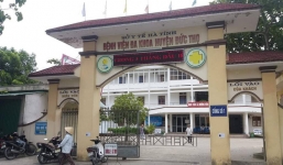 Đình chỉ bác sỹ đỡ đẻ chính vụ bé sơ sinh tử vong với vết đứt ở cổ