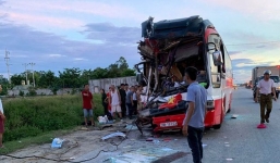 Xe chở khách du lịch tông xe container, ít nhất 14 người thương vong