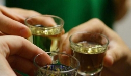 Uống rượu ngâm hạt trái cây rừng khiến 3 người tử vong, 2 người nguy kịch