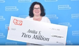 Người phụ nữ bất ngờ trúng xổ số độc đắc 46 tỷ đồng trong lúc chờ mua pizza