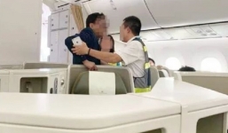 Vụ đại gia địa ốc sàm sỡ cô gái trên máy bay: Tiếp viên trưởng cũng là nạn nhân