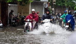 Hà Nội biến thành sông sau cơn mưa khiến hàng loạt xe chết máy lúc tan tầm