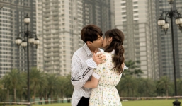 Hari Won sướng rơn khi được trai đẹp hôn và tặng món quà đặc biệt