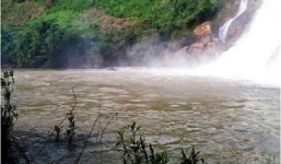 Rủ nhau tắm thác, 3 thanh niên bị nước cuốn mất tích