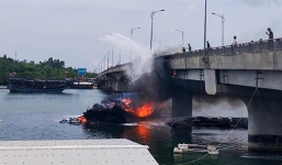 Tàu cá chứa 30.000 lít dầu bất ngờ bốc cháy ở cửa biển Sa Cần