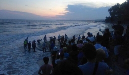 Tìm thấy 4 thi thể sinh viên bị sóng cuốn mất tích khi tắm biển