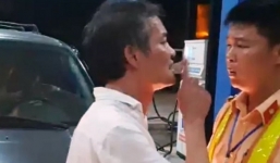 Thông tin bất ngờ vụ tài xế lái xe biển xanh lăng mạ, tát CSGT