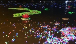 Vụ 30.000 hoa đăng thả xuống vịnh Lan Hạ gây ô nhiễm: Ban quản lý nói gì?