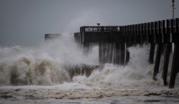 Bão Podul di chuyển nhanh đang tiến gần biển Đông