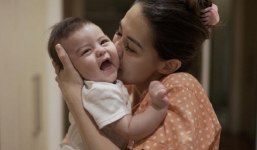 'Mỹ nhân đẹp nhất Philippines' gây sốt với hình ảnh bà mẹ bỉm sữa 'nghiện' con