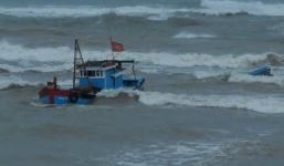 Áp thấp nhiệt đới cách đất liền các tỉnh Quảng Trị - Quảng Ngãi khoảng 200km